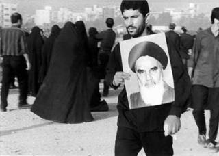 آثار عكاسی از مراسم ارتحال امام خمینی (ره) به نمایش درمی آید