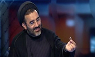 هدیه بسيار ارزشمند رئیس سازمان‌ حج به مجری در برنامه زنده تلویزیونی + فیلم