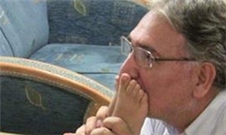 افتخار جدید کارگردان ورشکسته؛ بوسه بر پای یک بهایی کوچک!