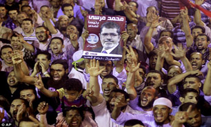 هواداران مرسي فردا "تظاهرات ميليوني پيروزي" برگزار مي‌کنند/ اتهام جبهه نجات مصر علیه اخوان المسلمين + تصاوير
