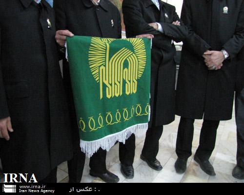اهتزاز پرچم بارگاه منور رضوی در مسجد امام صادق(ع) اسلام‌آباد