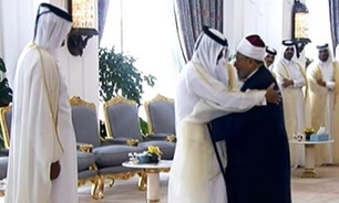 امیر جدید قطر بر شانه "شيخ فتنه" بوسه زد + فيلم