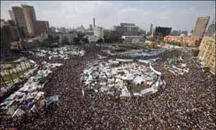 افزايش شمار تظاهرکنندگان در ميدان "التحرير" قاهره/تجمع موافقان و مخالفان مرسي در شرق و مرکز قاهره