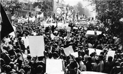 حاضران در داخل کشتی انقلاب نجات می‌یابند
