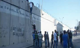 فلسطيني‌ها تلاش کردند با عبور از ديوار حائل خود را به مسجد الاقصي برسانند + فیلم