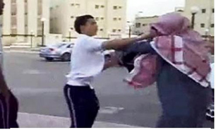 کتک خوردن شهروند عربستانی از شاهزاده نوجوان