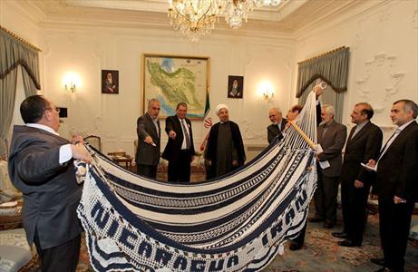 عکس/خواب آسوده  دکتر روحانی با یک هدیه عجیب