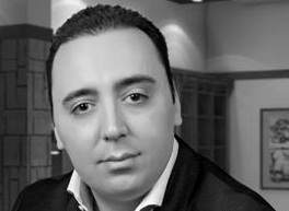 نویسنده کتاب موفقیت شناسی سخن آخر کتاب خود را با ارائه" نظریه عشق" به پایان می رساند
