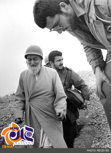 یک عضو خبرگان با کلاه خود + عکس