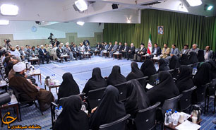 شعرخوانی شاعران در دیدار با رهبر انقلاب + فیلم
