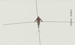 طي کردن عرض رودخانه مرواريد از روي طناب + فيلم