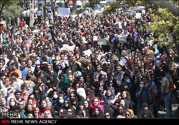 تجمع زنجانی‌ها در اعتراض به آلایندگی کارخانه سرب و روی/ استاندار: کارخانه تعطیل می شود