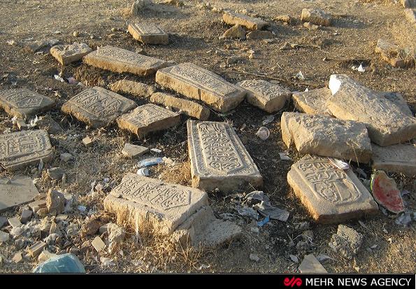 تصاویری از تخریب یک گورستان تاریخی/ پختن "کباب" روی سنگ قبرهای کهن!