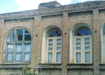 بنایی تاریخی مهجور در محله‌ای قدیمی سنندج