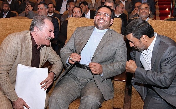 عکس/مشت احمدی نژاد به وزیر اقتصاد!