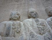یک اثر تاریخی در معرض تخریب / کوهنوردان از نقش برجسته قاجاری بالا می روند