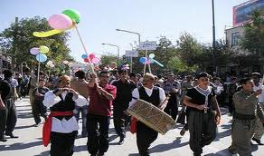 مسئولان و هنرمندان باید از بین المللی بودن تئاتر خیابانی مریوان استفاده کنند