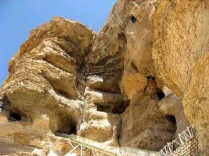 توجه به زیربناهای محوطه ورودی غار باستانی کرفتو