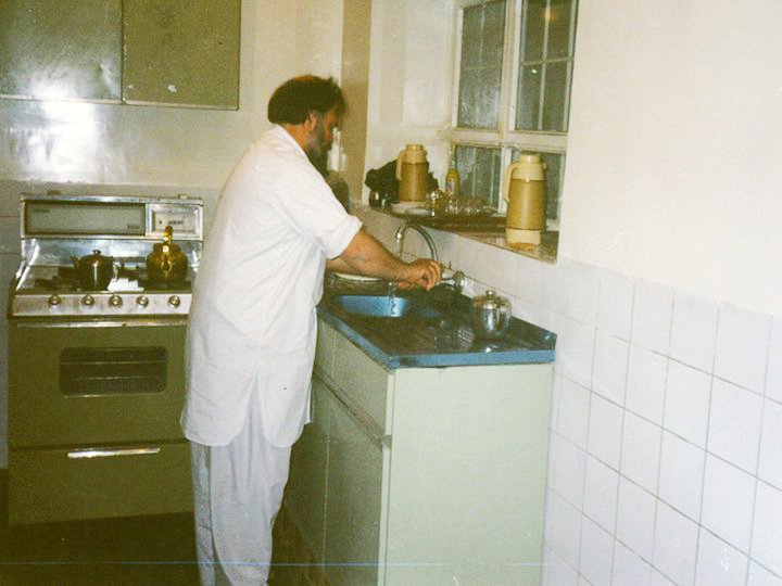 عکس/ ظرف شستن سید احمد خمینی