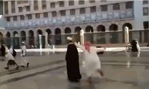 توهین وهابي‌ها به پیروان اهل بیت در مسجد پیامبر (ص) +فيلم