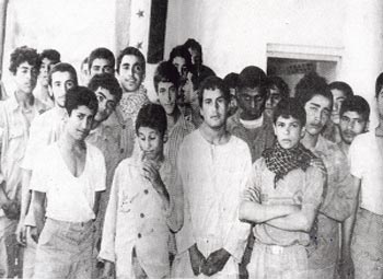 وقتي که دختر کوچک صدام شاخه‌هاي گل سفيد را به 23 نوجوان اسير ايراني داد!