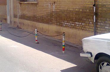 کمبود پارکینگ در قم خیابان‌ها را ملک شخصی کرده است/ حصر حریم عمومی با استفاده از میله