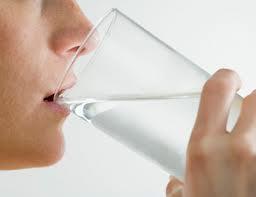 پیشگیری از یبوست با استفاده از آب فراوان