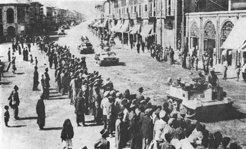 عکس/ ورود تانكهاي انگليسي به كرمانشاه