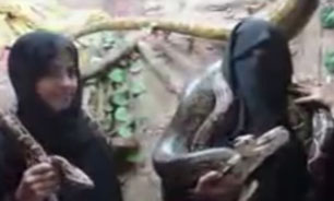 روش عجیب مادر و دختر عربستانی برای امرار معاش + فیلم