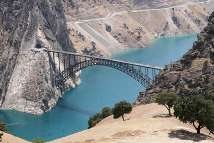 پل قوسی سد کارون 4 در شهرستان اردل تردد در مسیر خوزستان را آسان می کند