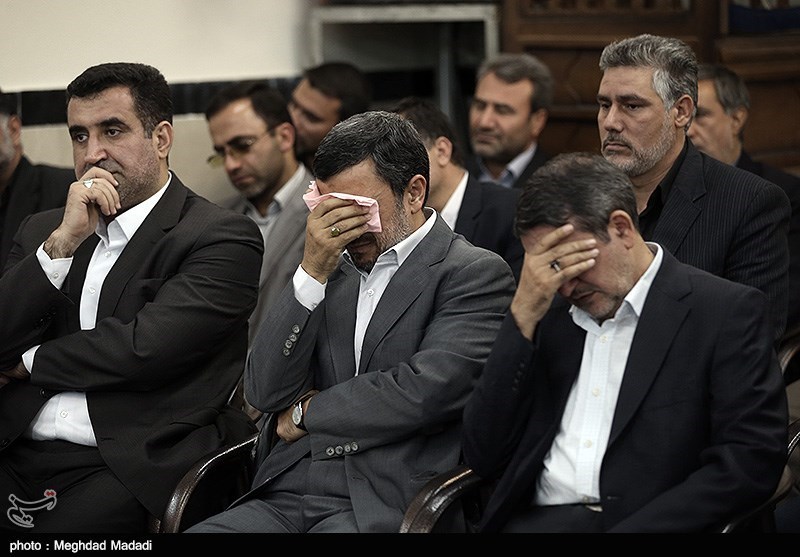 عکس/گریه احمدی‌نژاد در مراسم ختم محافظش