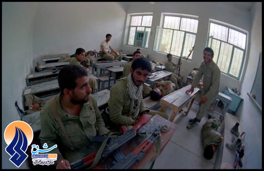 عکس / وقتی با «کلاشینکوف» پشت نیمکتِ مدرسه نشستند