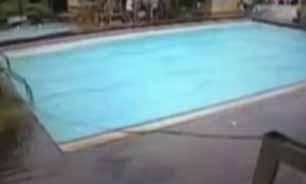 استخر هنگام بروز زلزله + فیلم