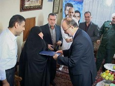 دیدار استاندار گیلان با خانواده های معظم شهدا