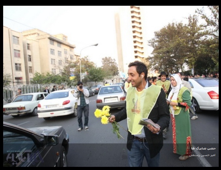 عکس/فال فروشی بازیگر مشهور، خارج از فیلم!