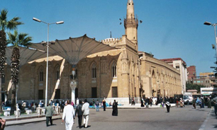 با عزاداری شیعیان در روز عاشورا مقابله می کنیم