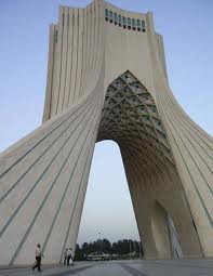 تشکیل حلقه انسانی آبی رنگ در میدان آزادی