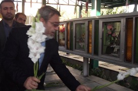 ادای احترام وزیر کشور به مقام شامخ شهدا در گلزار شهدای شهرکرد