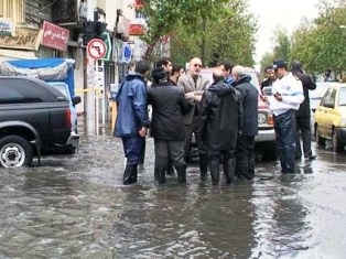 بازدید استاندار گيلان از مناطق آب گرفته شهر رشت