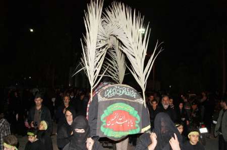 آیین نمادین کفن ودفن شهدای کربلا در دزفول برگزار شد