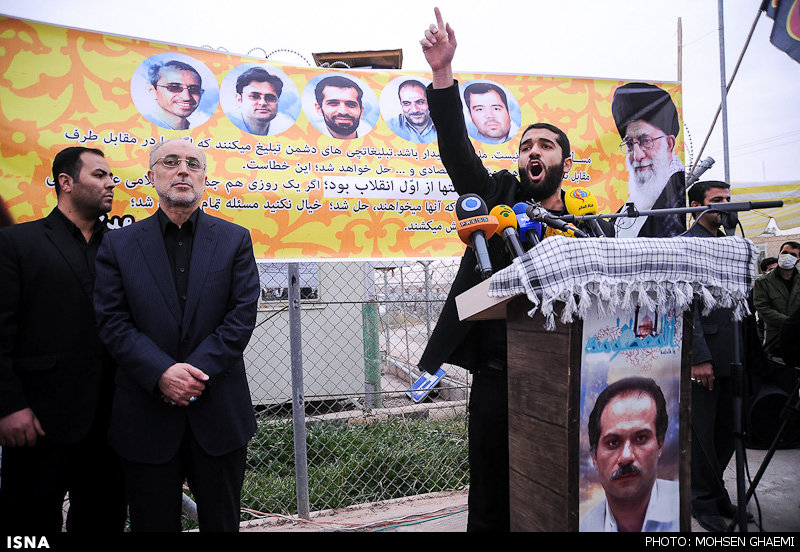 عکس/صالحی در زنجیره انسانی «فردو»