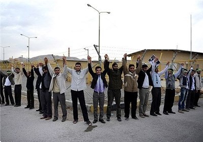 تشکیل زنجیره انسانی فردو در حمایت از تیم مذاکره‌کننده است