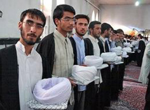 حضور وزیر اطلاعات در مراسم عمامه گذاری طلاب در فارس