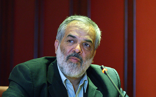 احمد شهید هزینه‌های زندگی‌اش را از طریق مزدوری غرب تامین می‌کند