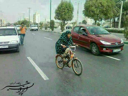 عکس/دوچرخه سواری پیرزن در خیابان های مازندران!