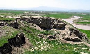 اثر تاریخی گودین تپه در کجا واقع شده است؟