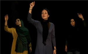 اف اف برادوی میزبان نمایش "در"