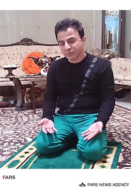عکس/«عمو پورنگ» در حال نماز خواندن