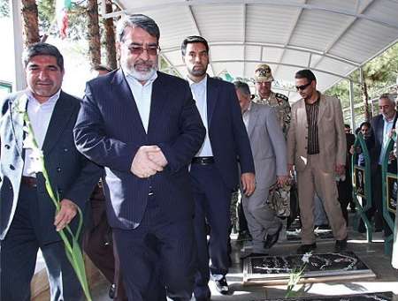 وزیر کشور به مقام شامخ شهدای کردستان ادای احترام کرد