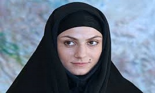 اهدا مدال و هدایای رهبر انقلاب به مریم هاشمی